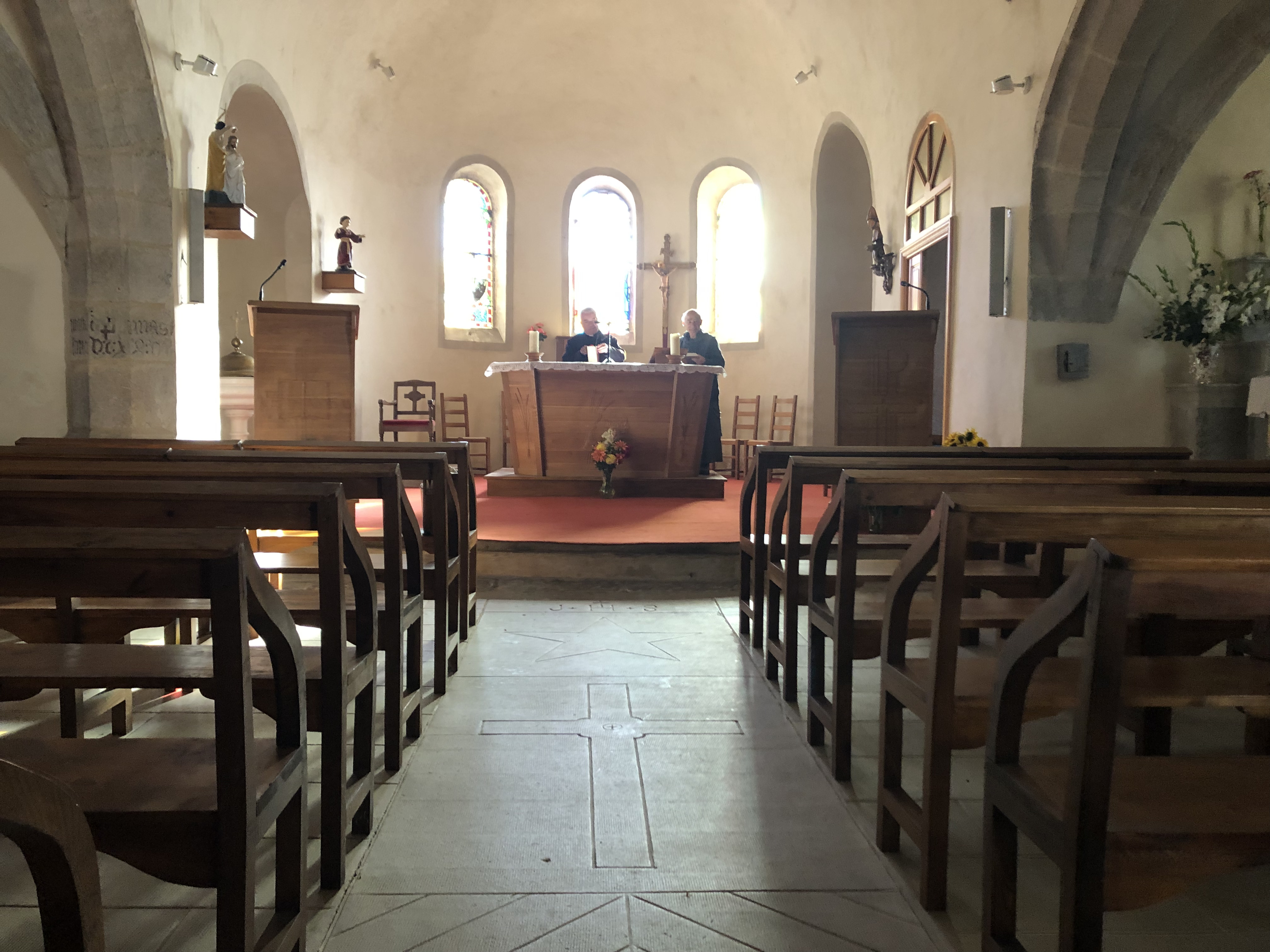 L'entrée de l'église de Félines 2025